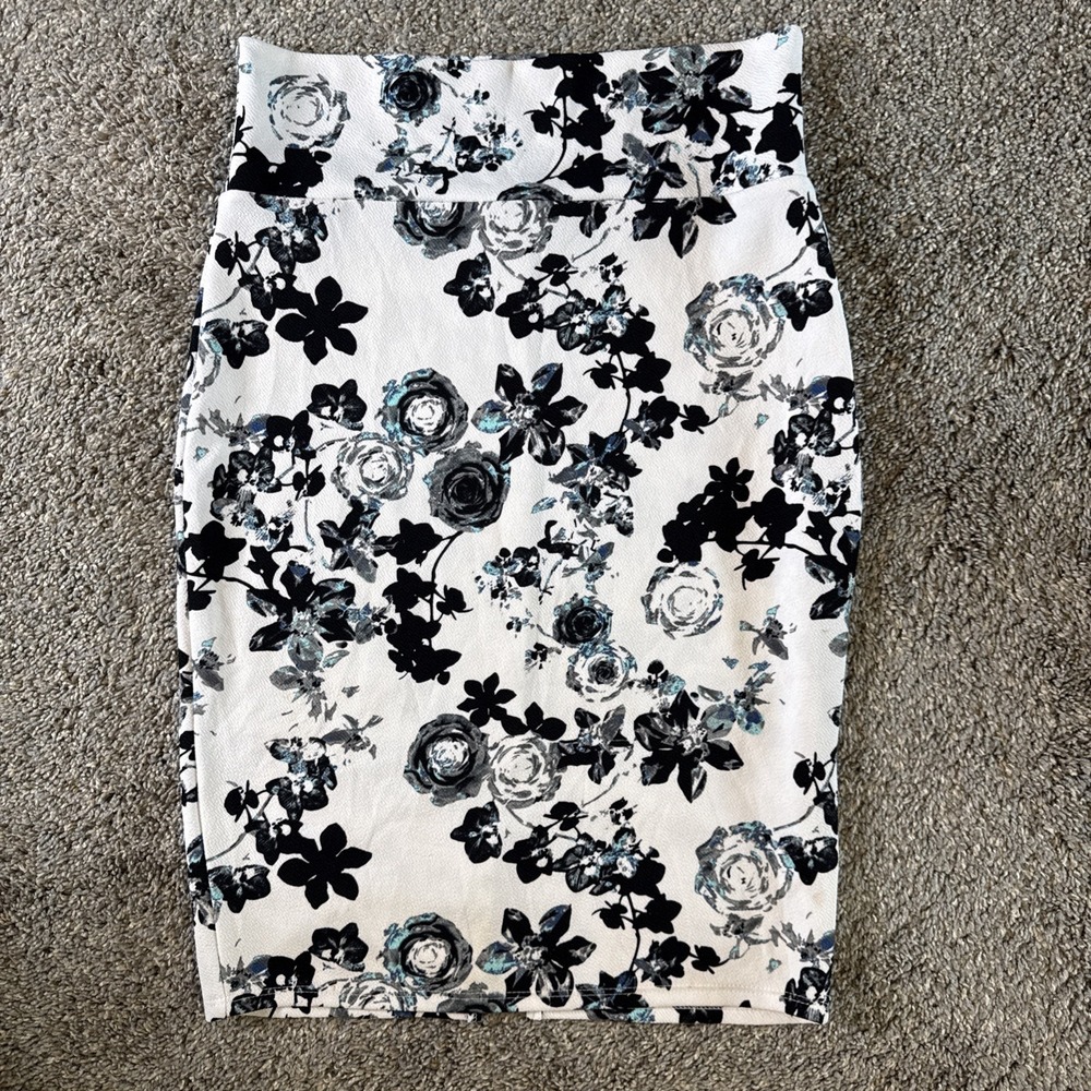 Ultra Flirt Women's Black/White Floral Straight Pencil Skirt Size L